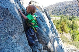 2χρονος ορειβάτης σκαρφαλώνει με άνεση στα βράχια [photos] - Φωτογραφία 1