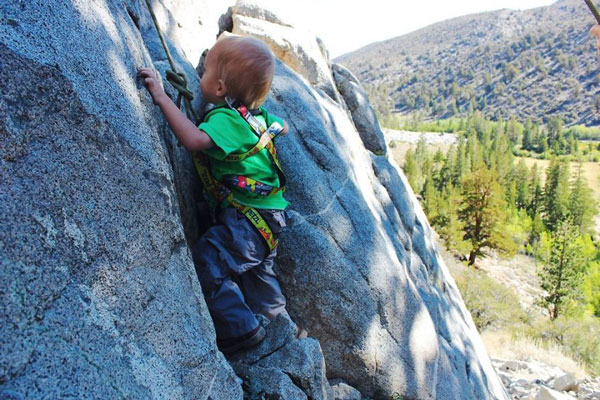 2χρονος ορειβάτης σκαρφαλώνει με άνεση στα βράχια [photos] - Φωτογραφία 2