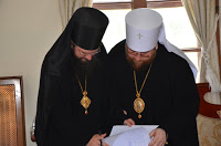 6908 - Η Ρωσική αντιπροσωπεία που συμμετέχει στον σημερινό εορτασμό του Αγίου Παντελεήμονα στο Άγιο Όρος επισκέφθηκε την Ιερά Κοινότητα και προσκύνησε στο Πρωτάτο (φωτογραφίες) - Φωτογραφία 1