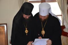 6908 - Η Ρωσική αντιπροσωπεία που συμμετέχει στον σημερινό εορτασμό του Αγίου Παντελεήμονα στο Άγιο Όρος επισκέφθηκε την Ιερά Κοινότητα και προσκύνησε στο Πρωτάτο (φωτογραφίες)
