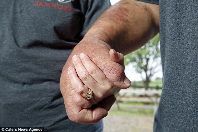 O αληθινός Ποπάυ: Ο άνθρωπος με τα χέρια φτυάρια! [photos+video] - Φωτογραφία 13
