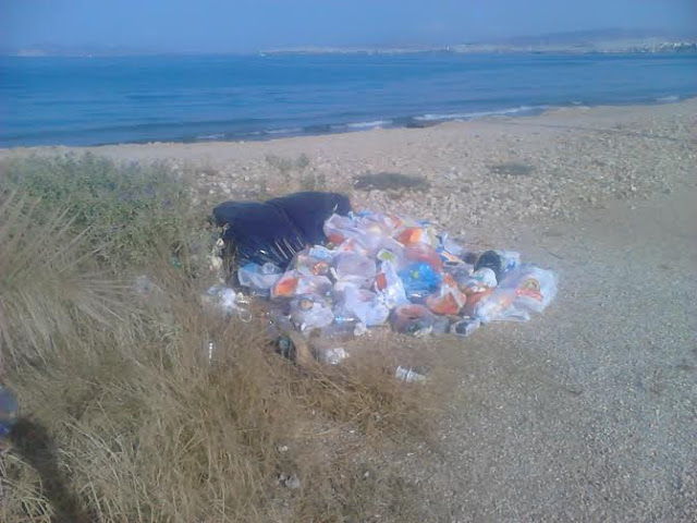 Χαμός από σκουπίδια στην παραλία Αγίου Κοσμά [photos] - Φωτογραφία 2