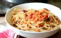 Η συνταγή της ημέρας: Σπαγγέτι ολικής άλεσης με σάλτσα ντομάτας, κάππαρη και ελιές
