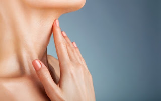 Σκουρόχρωμες κηλίδες στο λαιμό: Για ποια πάθηση προειδοποιούν - Φωτογραφία 1
