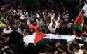 Χιλιάδες Παλαιστίνιοι στην κηδεία του πατέρα του μικρού Άλι, που κάηκε ζωντανός από εβραίους εξτρεμιστές