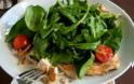 Η συνταγή της ημέρας: Σαλάτα με σπανάκι, ντοματίνια και κοτόπουλο