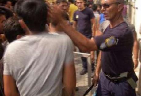 Σάλος με τον Αστυνομικό που χαστουκίζει μετανάστη – Διεθνής διασυρμός της Ελλάδας - Φωτογραφία 1