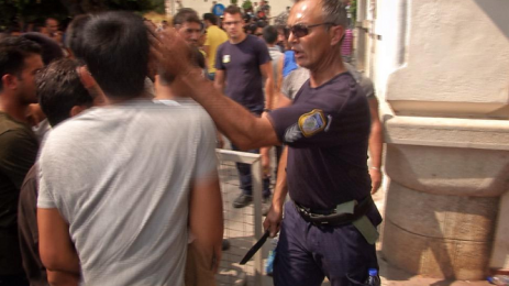 Σάλος με τον Αστυνομικό που χαστουκίζει μετανάστη – Διεθνής διασυρμός της Ελλάδας - Φωτογραφία 2