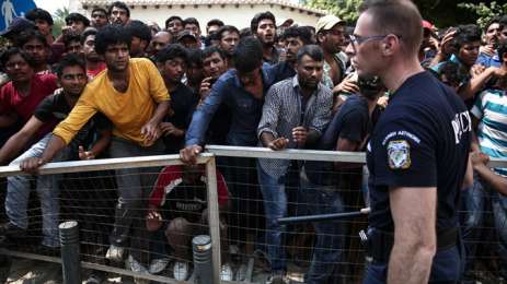 Σάλος με τον Αστυνομικό που χαστουκίζει μετανάστη – Διεθνής διασυρμός της Ελλάδας - Φωτογραφία 6