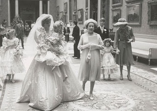 Βλέπουν το φως της δημοσιότητας 34 χρόνια μετά - Αδημοσίευτες φωτογραφίες από τον γάμο της Νταϊάνα και του Κάρολου - Φωτογραφία 1