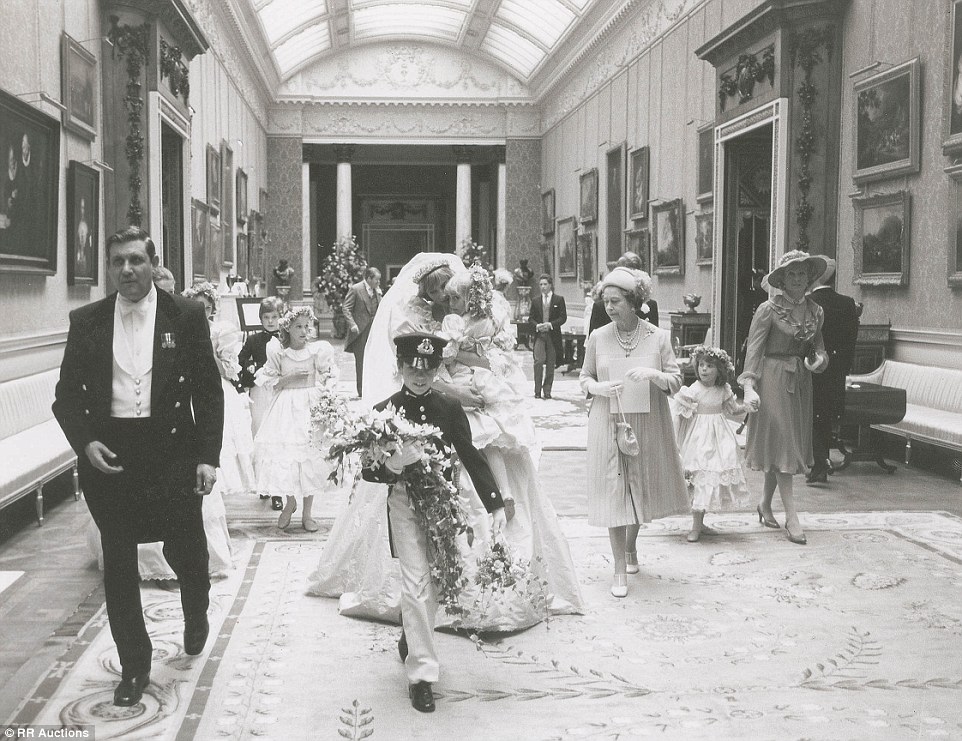 Βλέπουν το φως της δημοσιότητας 34 χρόνια μετά - Αδημοσίευτες φωτογραφίες από τον γάμο της Νταϊάνα και του Κάρολου - Φωτογραφία 5