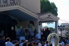 ΘΡΗΝΟΣ στη κηδεία της 19χρονης Μαρίας - Νεφέλη: Αβάσταχτος πόνος για συγγενείς και φίλους [photos]