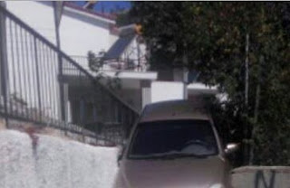 ΑΣΥΛΛΗΠΤΟ θέαμα σε γειτονιά της Ξάνθης - Αυτοκίνητο. σφηνωμένο σε σκαλοπάτια, σπίτι και χόρτα! [photo] - Φωτογραφία 1