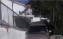 ΑΣΥΛΛΗΠΤΟ θέαμα σε γειτονιά της Ξάνθης - Αυτοκίνητο. σφηνωμένο σε σκαλοπάτια, σπίτι και χόρτα! [photo]