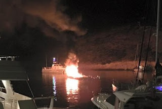 Σχοινούσα: Πυρκαγιά κατέστρεψε ολοσχερώς ιστιoπλοϊκό μέσα στο λιμάνι [photo] - Φωτογραφία 1