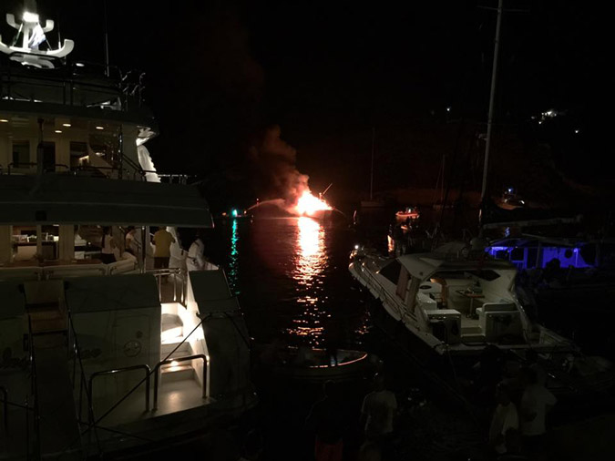 Σχοινούσα: Πυρκαγιά κατέστρεψε ολοσχερώς ιστιoπλοϊκό μέσα στο λιμάνι [photo] - Φωτογραφία 4