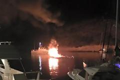 Σχοινούσα: Πυρκαγιά κατέστρεψε ολοσχερώς ιστιoπλοϊκό μέσα στο λιμάνι [photo]