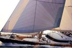 ΔΕΙΤΕ την πολυτελή θαλαμηγό του Έλληνα εφοπλιστή που άραξε στο Κουμ Καπύ των Χανίων