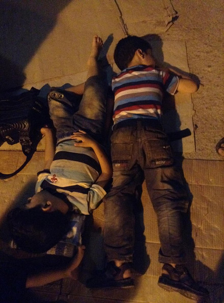 Aθώα παιδιά κοιμούνται σε χαρτόνια - Αποθήκη λαθρομεταναστών και η Λέρος - Φωτογραφία 5