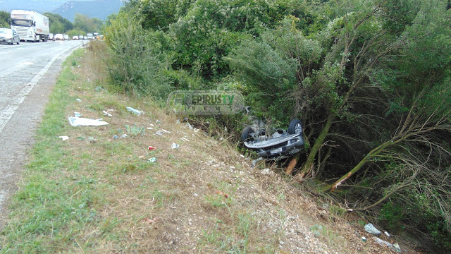 Παρα λίγι ΤΡΑΓΩΔΙΑ: Τα δέντρα συγκράτησαν το όχημα απο το γκρεμό.. 2 κοριτσάκια ανάμεσα στους τραυματίες - Φωτογραφία 3