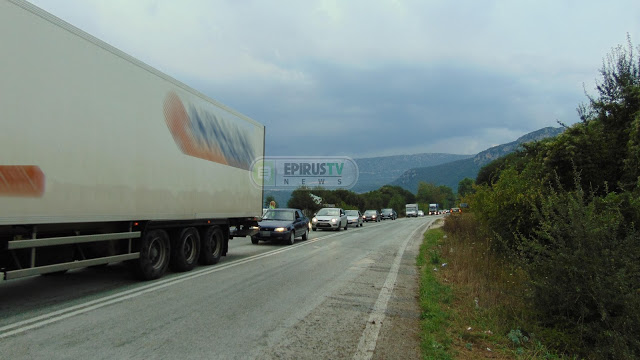 Παρα λίγι ΤΡΑΓΩΔΙΑ: Τα δέντρα συγκράτησαν το όχημα απο το γκρεμό.. 2 κοριτσάκια ανάμεσα στους τραυματίες - Φωτογραφία 6