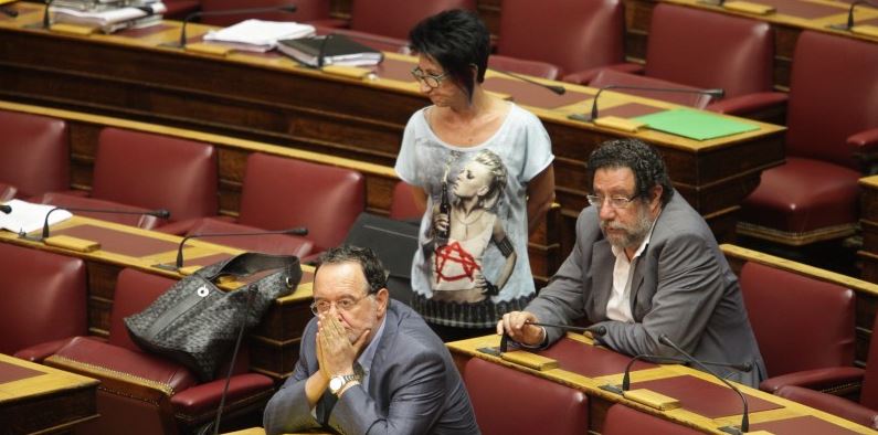 Ποια βουλευτής πήγε στη Βουλή φορώντας μπλούζα με μολότοφ; [photos] - Φωτογραφία 2