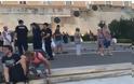 ΣΥΓΚΛΟΝΙΖΕΙ γυναίκα μπροστά στη Βουλή! Το πλακάτ κόλαφος κατά του Τσίπρα... [photo]