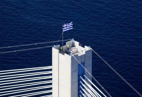Δυτική Ελλάδα: Ο καιρός κατέβασε πρόωρα τη σημαία από τους πυλώνες της Γέφυρας... - Φωτογραφία 1