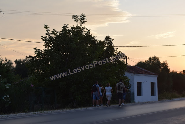 ΤΩΡΑ: Χιλιάδες πιστών με τα πόδια αλλά και με τροχοφόρα ανηφορίζουν προς την Παναγία Αγιάσου Λέσβου [photo] - Φωτογραφία 3