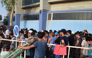 ΒΡΩΜΑ και δυσωδία στο Λιμάνι Μυτιλήνης - Η βιτρίνα της πόλης μας παραδόθηκε στους μετανάστες [photo+video] - Φωτογραφία 1