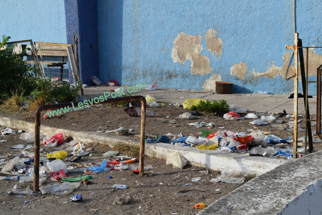ΒΡΩΜΑ και δυσωδία στο Λιμάνι Μυτιλήνης - Η βιτρίνα της πόλης μας παραδόθηκε στους μετανάστες [photo+video] - Φωτογραφία 2