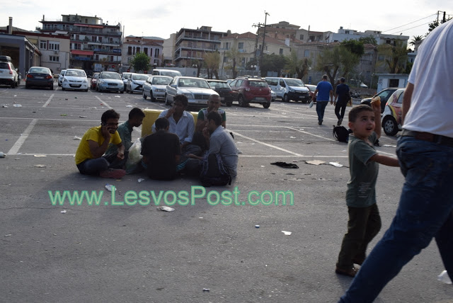 ΒΡΩΜΑ και δυσωδία στο Λιμάνι Μυτιλήνης - Η βιτρίνα της πόλης μας παραδόθηκε στους μετανάστες [photo+video] - Φωτογραφία 3