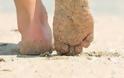 Ετσι θα αφαιρείτε πανεύκολα την άμμο από τα πόδια σας... [video]