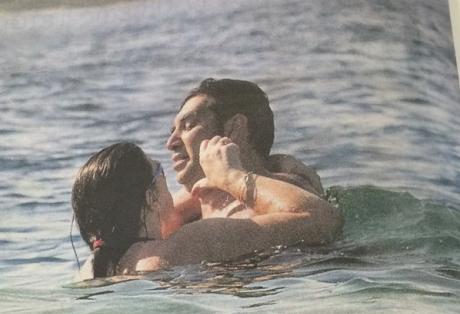 Αυτό δεν το έχετε ξαναδεί: Η Ζωή Κωνσταντοπούλου αλλιώς - Απολαμβάνει τη θάλασσα και τα... χάδια του συζύγου της... - Φωτογραφία 1