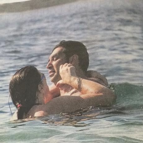 Αυτό δεν το έχετε ξαναδεί: Η Ζωή Κωνσταντοπούλου αλλιώς - Απολαμβάνει τη θάλασσα και τα... χάδια του συζύγου της... - Φωτογραφία 2