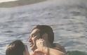 Αυτό δεν το έχετε ξαναδεί: Η Ζωή Κωνσταντοπούλου αλλιώς - Απολαμβάνει τη θάλασσα και τα... χάδια του συζύγου της... - Φωτογραφία 2