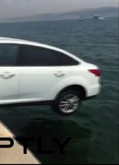 Κάθισαν πάνω στο αυτοκίνητο για να μην πέσει στα νερά του Βοσπόρου [photos] - Φωτογραφία 4