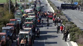 Στους δρόμους οι αγρότες στο Αίγιο για τα «σκληρά» μέτρα του νέου μνημονίου - Φωτογραφία 1