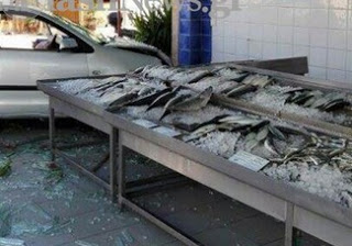 ΤΩΡΑ: Αυτοκίνητο μπήκε μέσα σε ιχθυοπωλείο στη Σούδα Χανίων [photo] - Φωτογραφία 1