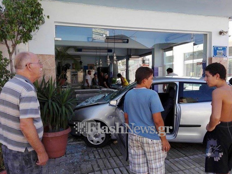 ΤΩΡΑ: Αυτοκίνητο μπήκε μέσα σε ιχθυοπωλείο στη Σούδα Χανίων [photo] - Φωτογραφία 2