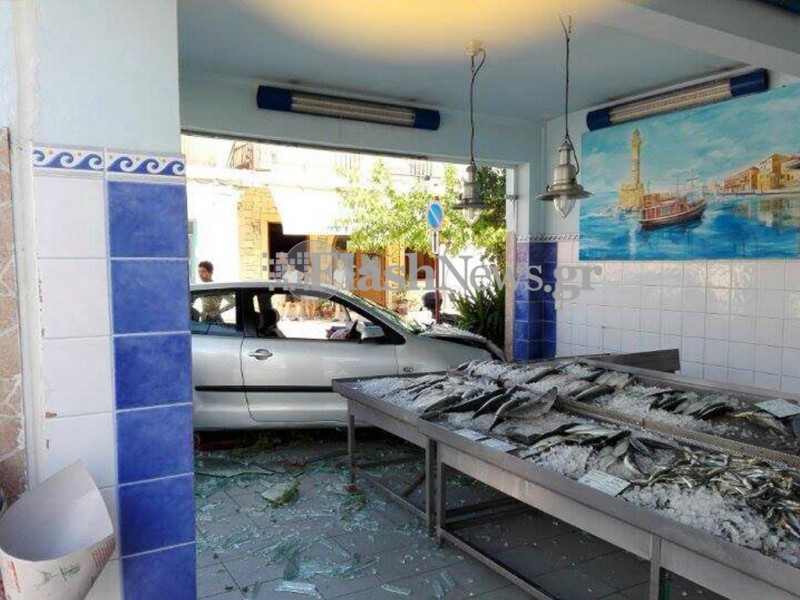 ΤΩΡΑ: Αυτοκίνητο μπήκε μέσα σε ιχθυοπωλείο στη Σούδα Χανίων [photo] - Φωτογραφία 3