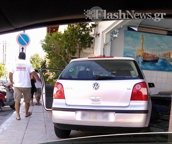 ΤΩΡΑ: Αυτοκίνητο μπήκε μέσα σε ιχθυοπωλείο στη Σούδα Χανίων [photo] - Φωτογραφία 4