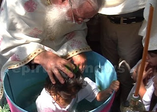 Δεν έχει χαθεί η ανθρωπία στις μέρες μας - Ομαδική βάπτιση 17 παιδιών απο την Κιβωτό του Κόσμου στην Πωγωνιανή [photos] - Φωτογραφία 1