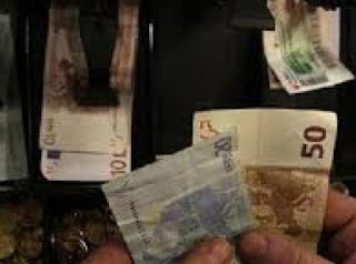 Δείτε πώς μια 5χρονη έκλεψε 2.400 ευρώ από ταβέρνα των Τεμπών [video] - Φωτογραφία 1