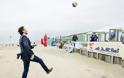 Δείτε τον Ντάισελμπλουμ να παίζει μπάλα στην άμμο – Κάνει γκελάκια με το κουστούμι [photos]