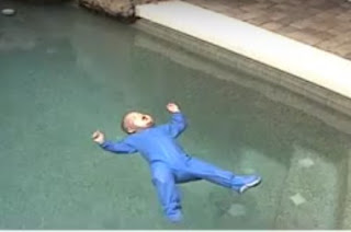 ΑΠΙΣΤΕΥΤΟ: Ενα μωρό πέφτει σε μία πισίνα γεμάτη νερό - Αυτό που συμβαίνει στη συνεχεία ΔΕΙΤΕ το, υπάρχει λόγος [video] - Φωτογραφία 1