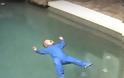 ΑΠΙΣΤΕΥΤΟ: Ενα μωρό πέφτει σε μία πισίνα γεμάτη νερό - Αυτό που συμβαίνει στη συνεχεία ΔΕΙΤΕ το, υπάρχει λόγος [video]