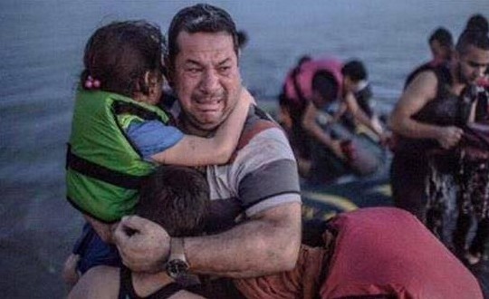 ΣΥΓΚΛΟΝΙΣΤΙΚΟ: Παγκόσμια συγκίνηση από το κλάμα του Σύριου πατέρα που φτάνει στην Κω [photo] - Φωτογραφία 2