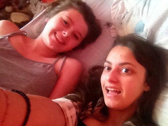 Δύο κορίτσια έβγαζαν μία selfie φωτογραφία αλλά αυτό που είδαν στο κρεβάτι τους... φρίκαρε! [photos] - Φωτογραφία 2