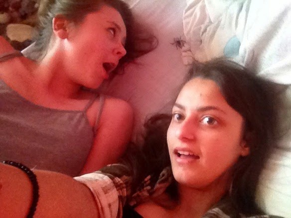 Δύο κορίτσια έβγαζαν μία selfie φωτογραφία αλλά αυτό που είδαν στο κρεβάτι τους... φρίκαρε! [photos] - Φωτογραφία 3